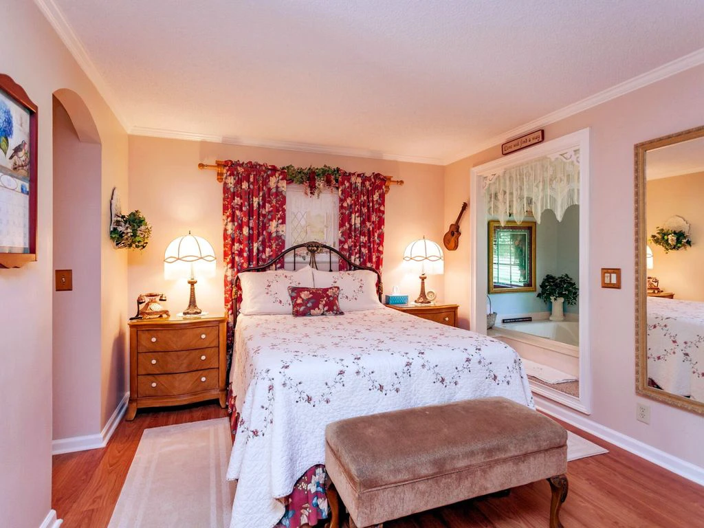 Magnolia Cabin gallery image 1