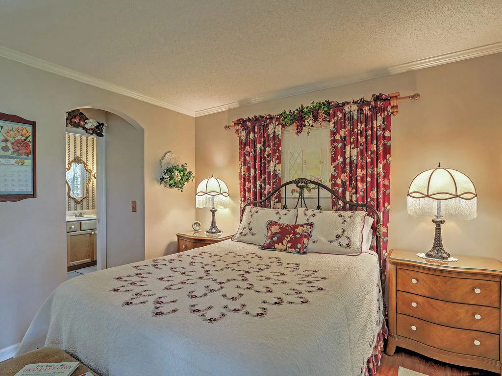 Magnolia Cabin gallery image 2